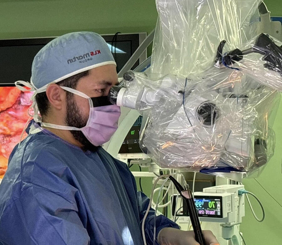 Dr. Jipson Jesús Rodríguez Noguera durante su actividad en quirófano